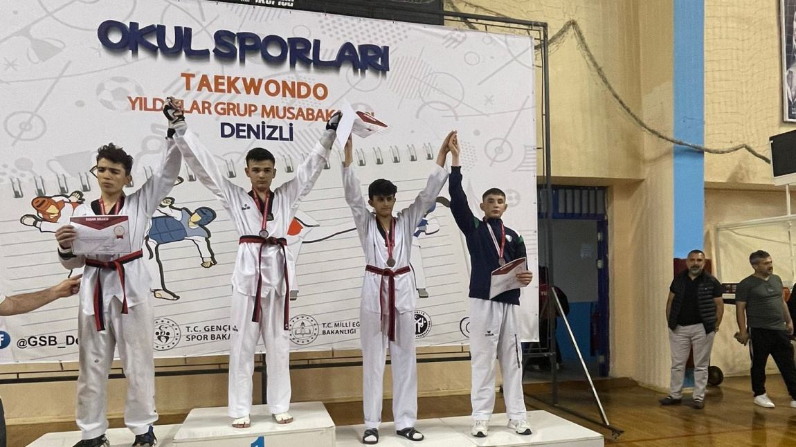 TAEKWONDO YILDIZLAR GRUP ŞAMPİYONASINDA  8 C sınıfından öğrencimiz Enes ÇELİK üçüncü olarak Tokat ilinde düzenlenecek olan Türkiye şampiyonası katılmaya hak kazanmıştır.