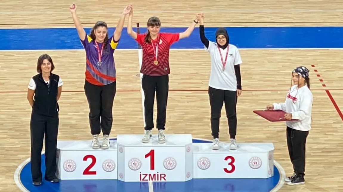 Öğrencimiz  100.yıl U21 Yıldız Kızlar okçuluk kategorisinde  İzmir şampiyonu olmuştur.