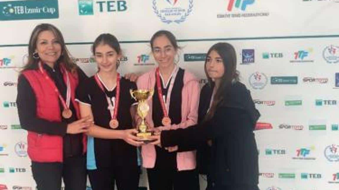 Tennis Turnuvalarında İzmir il 3.  sü olduk  Türkiye finallerine katılmayı hakkettik. 