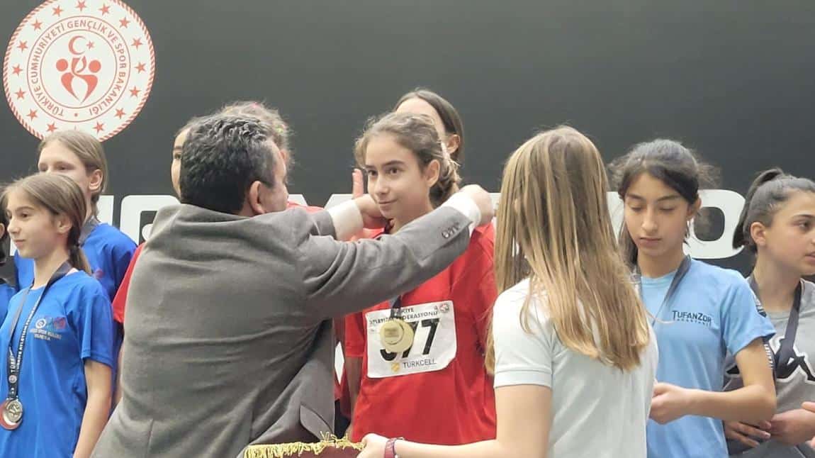 Atletizmde Şampiyonluk Okulumuz Öğrencisi Nehir TOPÇU 'da,Türkiye 1.si Oldu.