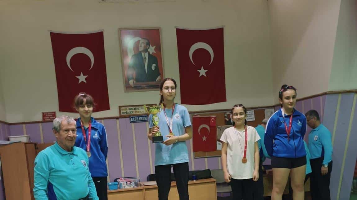 Masa Tenisi Turnuvasında 7/H sınıfından Öğrencimiz   Zeynep DEMİRALP  3.olmuştur. 