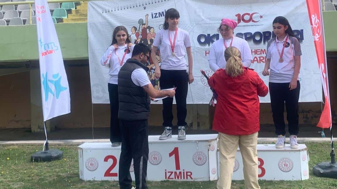 Makaralı Yay Okçuluk turnuvasında 8/A sınıfından öğrencimiz Pelin Sıla ÖNSOY İzmir Birincisi Oldu.