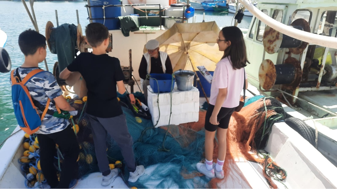 TÜBİTAK 4006 Temiz Barınak Temiz Deniz Projesi kapsamında Güzelbahçe ve Urla balıkçı barınağına gezi düzenlendik.
